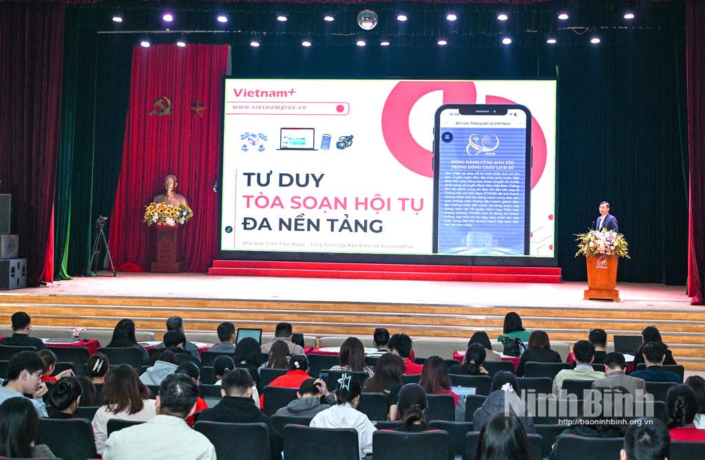 Quang cảnh lớp tập huấn tại điểm cầu Học viện Công nghệ Bưu chính Viễn thông.