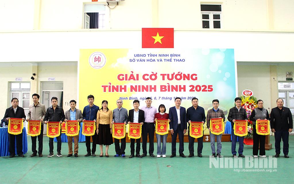 Ban Tổ chức trao Cờ lưu niệm cho các đoàn vận động viên tham gia thi đấu.