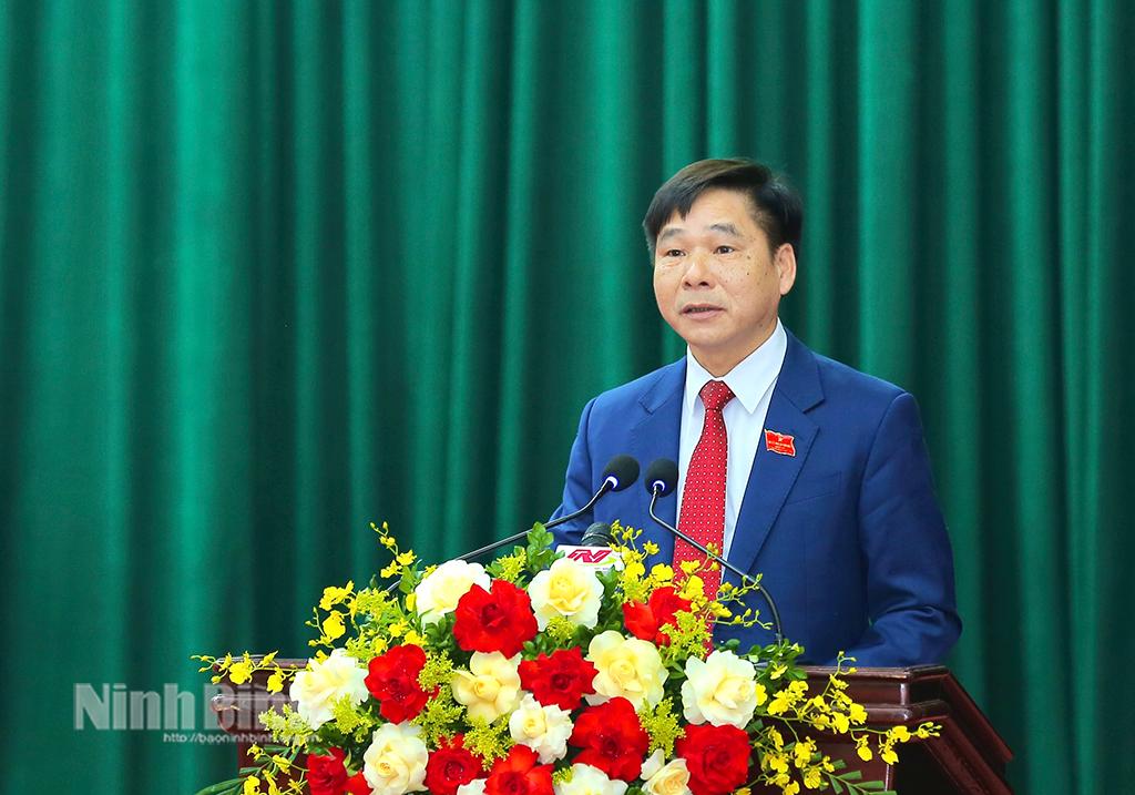 Đồng chí Nguyễn Anh Chức, Ủy viên Ban Thường vụ Tỉnh ủy, Phó Chủ tịch UBND tỉnh trình bày Báo cáo Tóm tắt tình hình kinh tế - xã hội năm 2025, phương hướng, nhiệm vụ và giải pháp chủ yếu năm 2026.