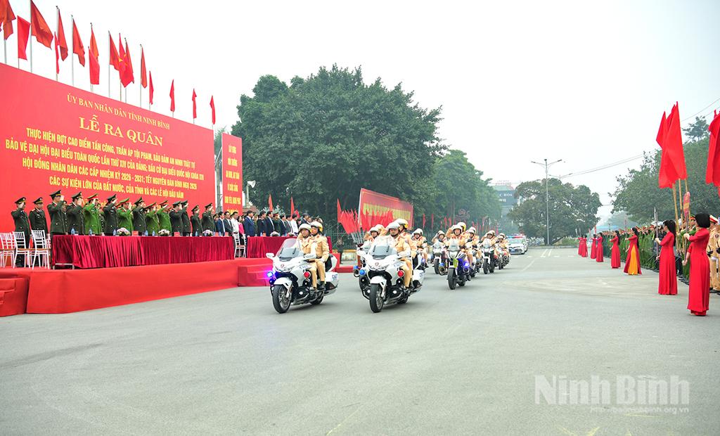 Diễu hành biểu dương lực lượng tại lễ ra quân.