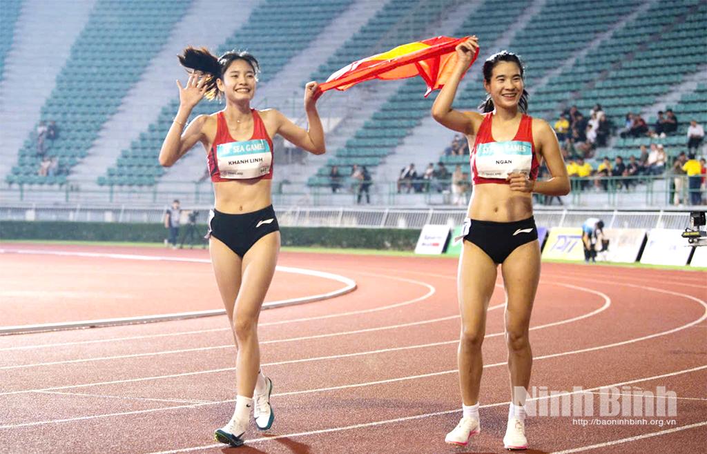 Hai vận động viên Bùi Thị Ngân và Nguyễn Khánh Linh giương cao cờ Tổ quốc trong niềm vui chiến thắng . Ảnh: Trung tâm Thể thao 2 Ninh Bình