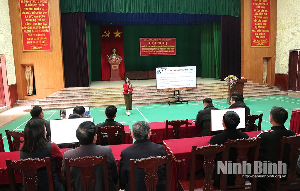 Cán bộ Trung tâm Chuyển đổi số và Truyền thông giới thiệu các văn bản liên quan đến chuyển đổi số.