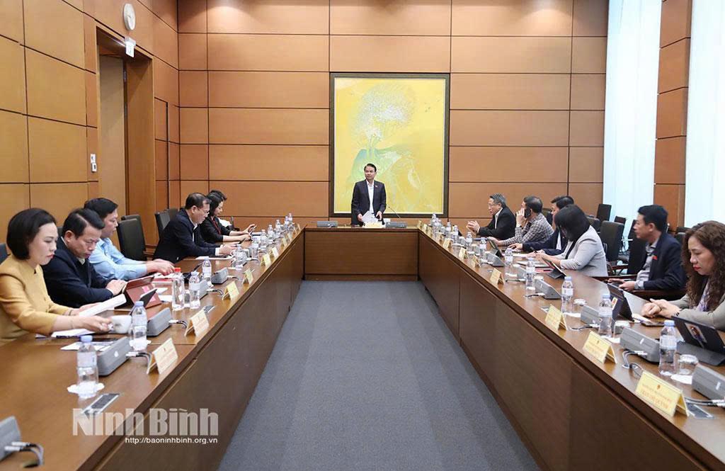 Đoàn ĐBQH tỉnh Ninh Bình tham gia thảo luận tại Tổ cùng với Đoàn ĐBQH tỉnh Quảng Trị.