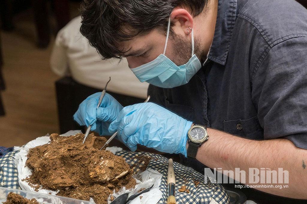 Sự bảo tồn khá tốt trong môi trường hang động của bộ hài cốt này đã cho phép kiểm nghiệm chi tiết các mô hình khác nhau về quan hệ sinh học, thu hồi được các bằng chứng DNA ty thể sớm nhất hiện biết ở Việt Nam.