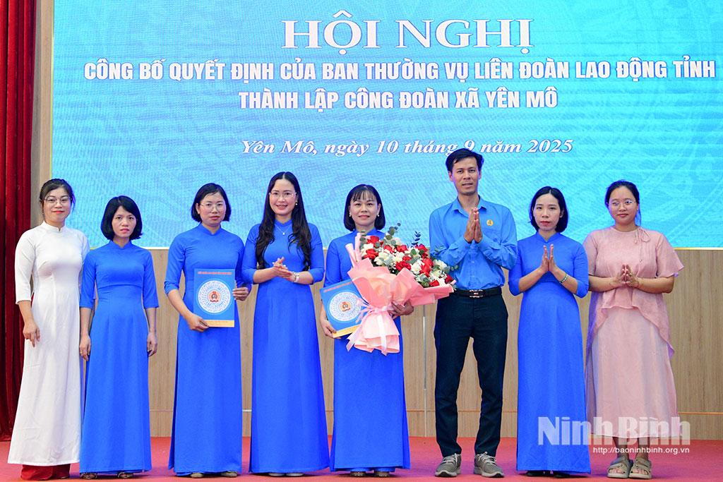 Đồng chí Lê Thị Hoa, Phó Chủ tịch LĐLĐ tỉnh trao quyết định và tặng hoa chúc mừng Ban Chấp hành Công đoàn xã Yên Mô.