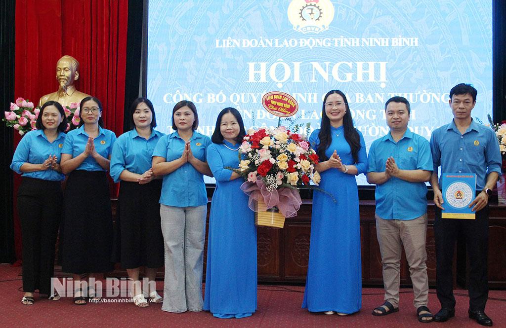 Lãnh đạo LĐLĐ tỉnh Ninh Bình trao quyết định và tặng hoa chúc mừng Ban chấp hành Công đoàn phường Duy Tiên.