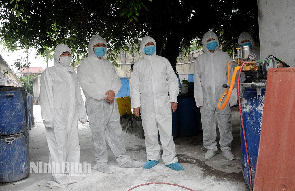 Lực lượng chức năng của tỉnh kiểm tra công tác phòng, chống bệnh dịch tả lợn châu Phi tại địa bàn xã Nghĩa Sơn.