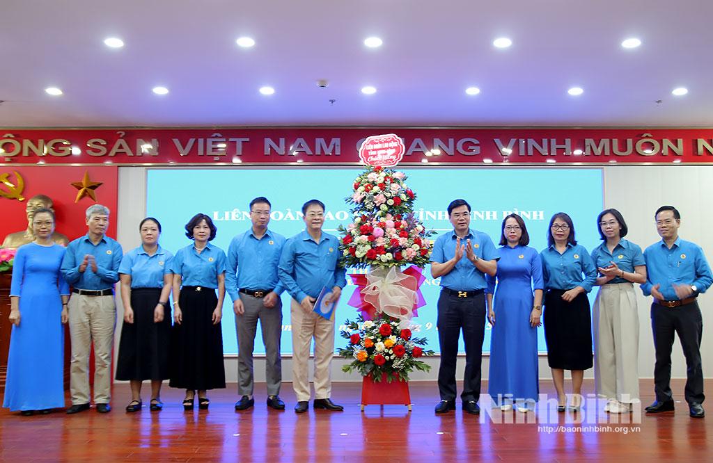 Đồng chí Nguyễn Hải Long, Tỉnh ủy viên, Phó Chủ tịch Ủy ban MTTQ Việt Nam tỉnh, Chủ tịch LĐLĐ tỉnh tặng hoa chúc mừng Công đoàng phường Thành Nam.