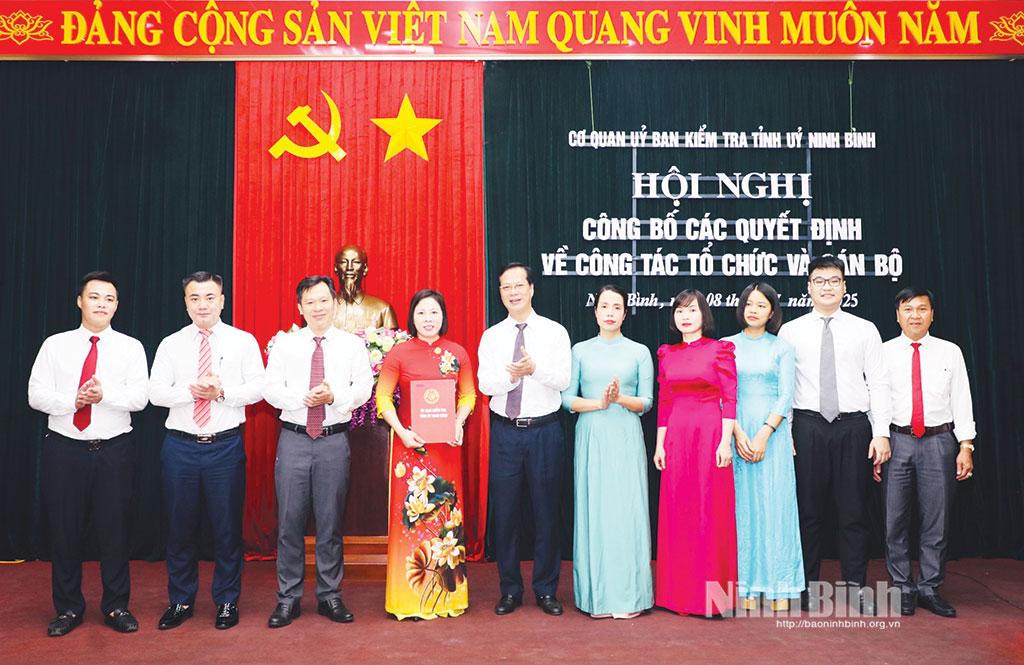 Đồng chí Nguyễn Anh Tuấn, Ủy viên Ban Thường vụ Tỉnh ủy, Chủ nhiệm Ủy ban Kiểm tra Tỉnh uỷ trao quyết định về công tác tổ chức và cán bộ Cơ quan Ủy ban Kiểm tra Tỉnh uỷ Ninh Bình. Ảnh: Đức Lam