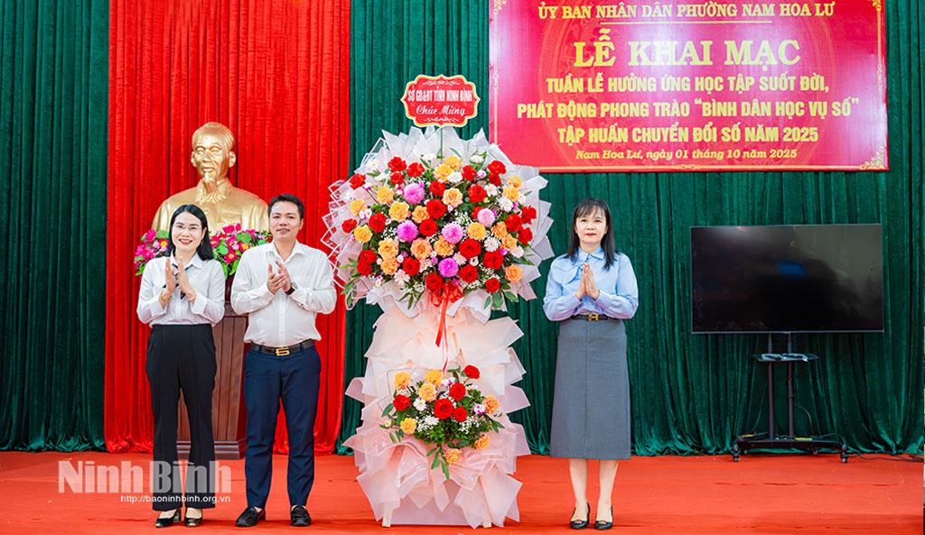 Đại diện lãnh đạo Sở Giáo dục và Đào tạo tặng hoa chúc mừng Khai mạc tuần lễ hưởng ứng học tập suốt đời, phát động phong trào Bình dân học vụ số và tập huấn chuyển đổi số 2025.