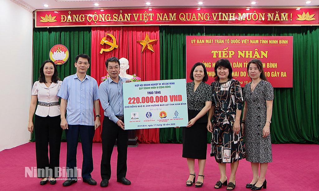 Hội Doanh nghiệp Ninh Bình tại Thành phố Hồ Chí Minh trao 220 triệu đồng hỗ trợ Nhân dân khắc phục hậu quả sau bão số 10.