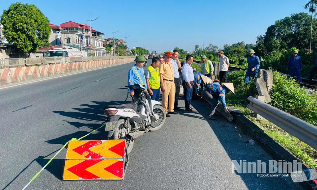 Các lực lượng chức năng thực hiện lắp đặt tôn sóng để đóng kín các lối đi tự mở từ phía Quốc lộ 1A.