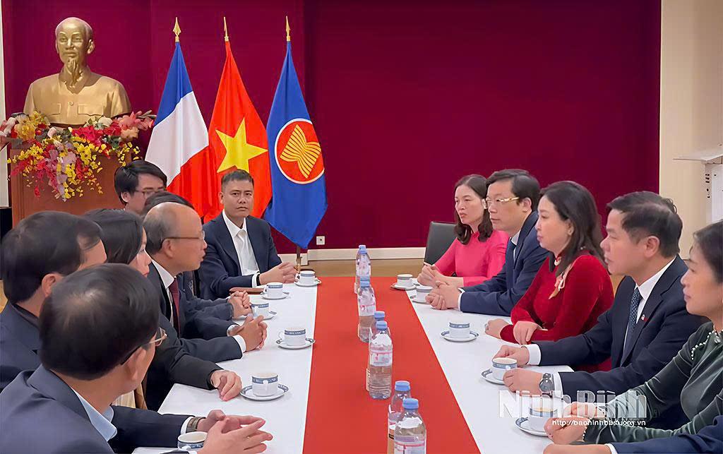 Đoàn công tác làm việc với Đại sứ quán Việt Nam tại Pháp.