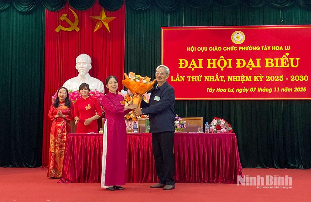 Lãnh đạo Hội Cựu giáo chức tỉnh tặng hoa chúc mừng Đại hội.