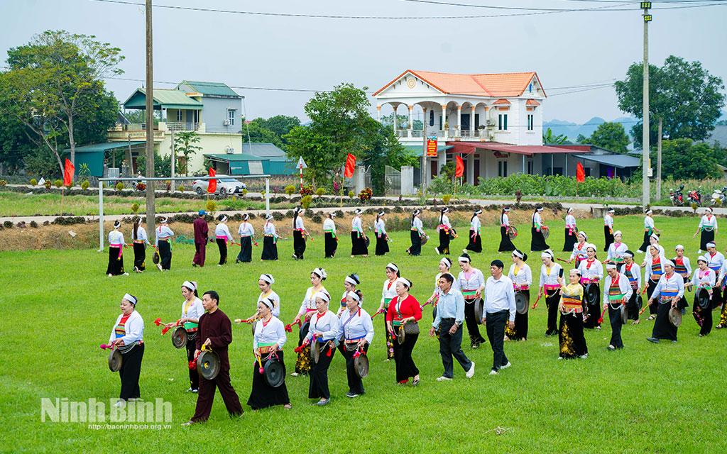 Tiết mục biểu diễn cồng chiêng trong Ngày hội Ngày hội Đại đoàn kết toàn dân tộc liên khu dân cư tại Nhà Văn hoá tổ dân phố Đồng Bài (phường Yên Sơn).