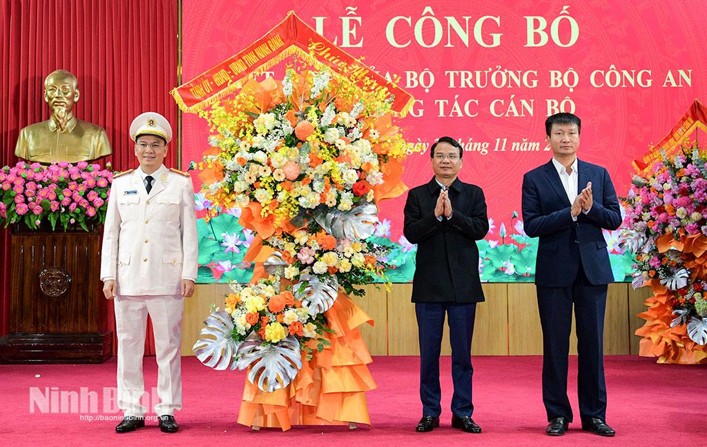 Các đồng chí: Đặng Xuân Phong, Ủy viên Trung ương Đảng, Bí thư Tỉnh ủy, Trưởng Đoàn đại biểu Quốc hội tỉnh; Trần Huy Tuấn, Phó Bí thư Tỉnh ủy, Chủ tịch UBND tỉnh tặng hoa chúc mừng đồng chí Thượng tá Cù Quốc Thắng, tân Giám đốc Công an tỉnh Ninh Bình.