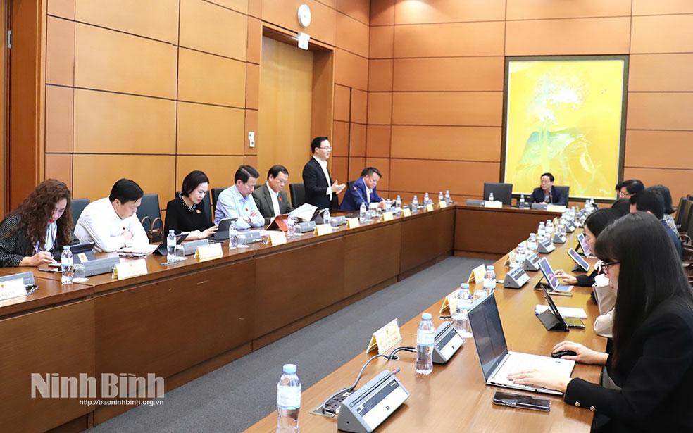 Đoàn ĐBQH tỉnh Ninh Bình thảo luận tại Tổ số 10 cùng Đoàn ĐBQH tỉnh Quảng Trị.