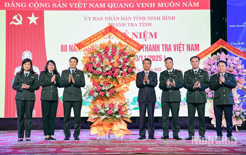 Đồng chí Đặng Xuân Phong, Ủy viên Trung ương Đảng, Bí thư Tỉnh ủy, Trưởng Đoàn đại biểu Quốc hội tỉnh tặng lẵng hoa tươi thắm chúc mừng Thanh tra tỉnh nhân Ngày truyền thống.