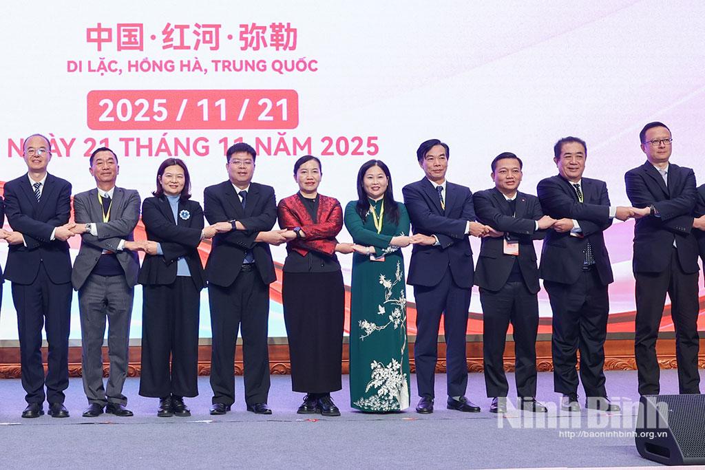 Lãnh đạo các địa phương lưu vực sông Hồng chụp ảnh lưu niệm tại phiên bế mạc.