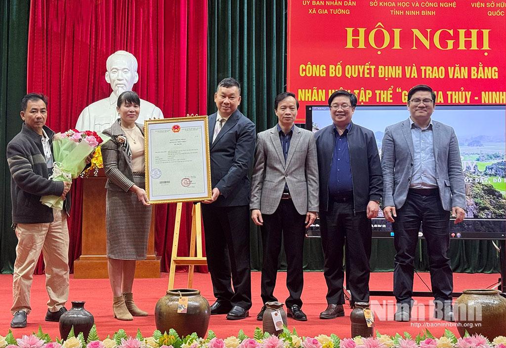 Lãnh đạo Cục Sở hữu trí tuệ trao Giấy Chứng nhận đăng ký nhãn hiệu cho sản phẩm “Gốm Gia Thủy - Ninh Bình”.