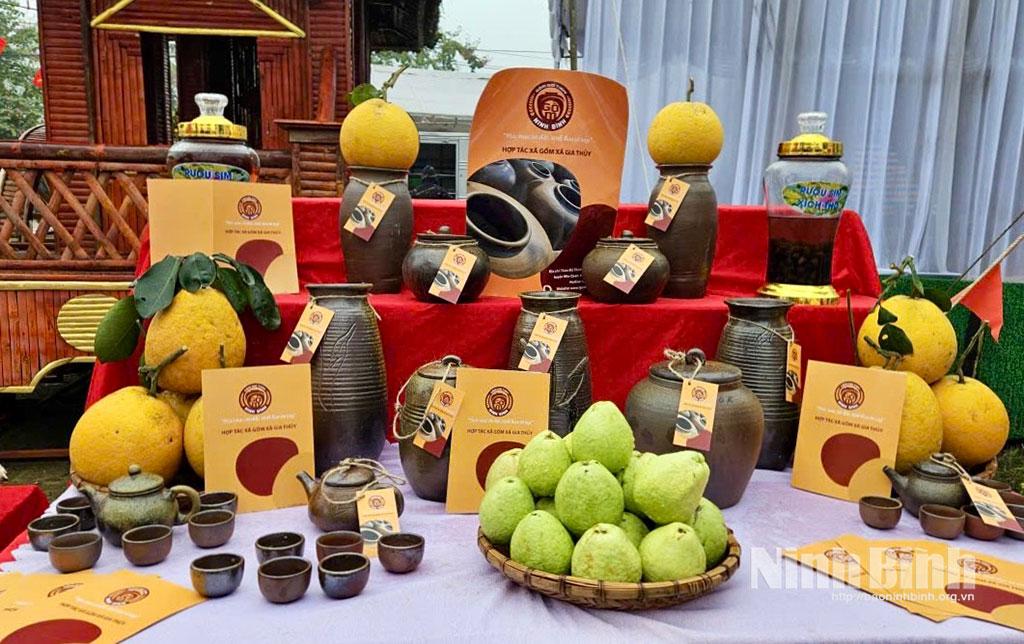 Các sản phẩm gốm của HTX Gốm Gia Thuỷ. Ảnh: Ngọc Ánh