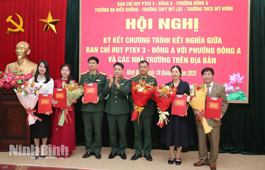 Đại diện Bộ Chỉ huy Quân sự tỉnh tặng hoa chúc mừng các đơn vị tham gia ký kết chương trình kết nghĩa.