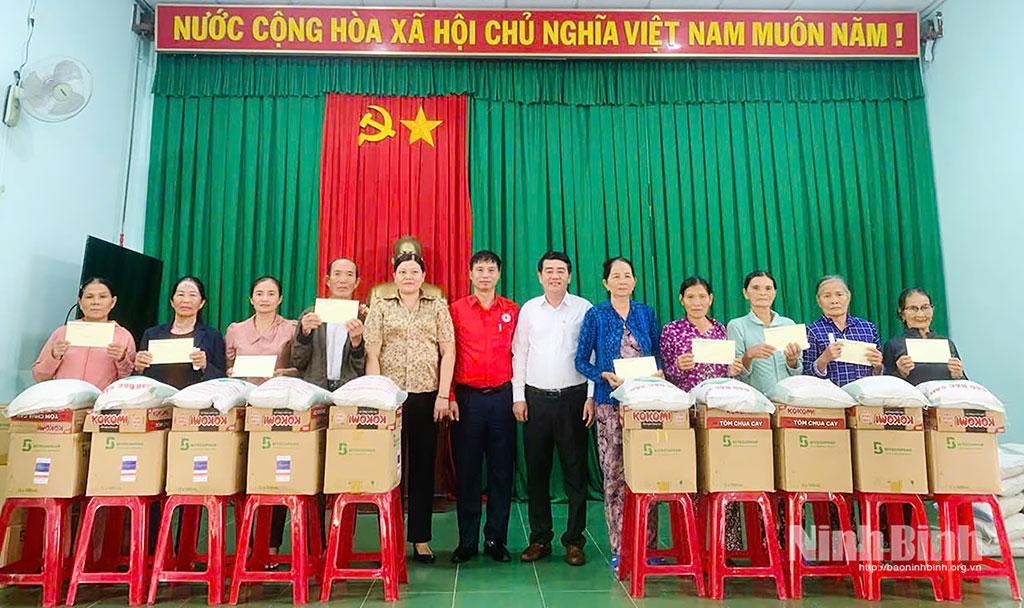 Lãnh đạo Hội Chữ thập đỏ tỉnh và đại diện doanh nghiệp, nhà hảo tâm trao quà hỗ trợ cho nhân dân tại xã Phù Mỹ Nam, tỉnh Gia Lai.