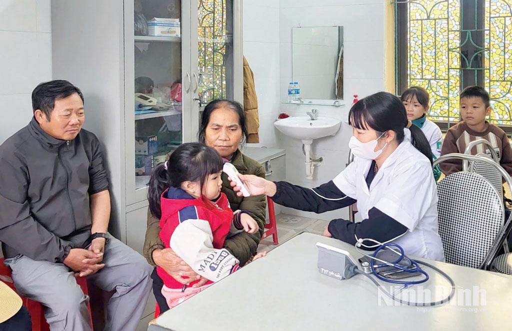 Khám bệnh cho người dân tại Trạm Y tế xã Yên Cường. Ảnh: Phan Hiếu