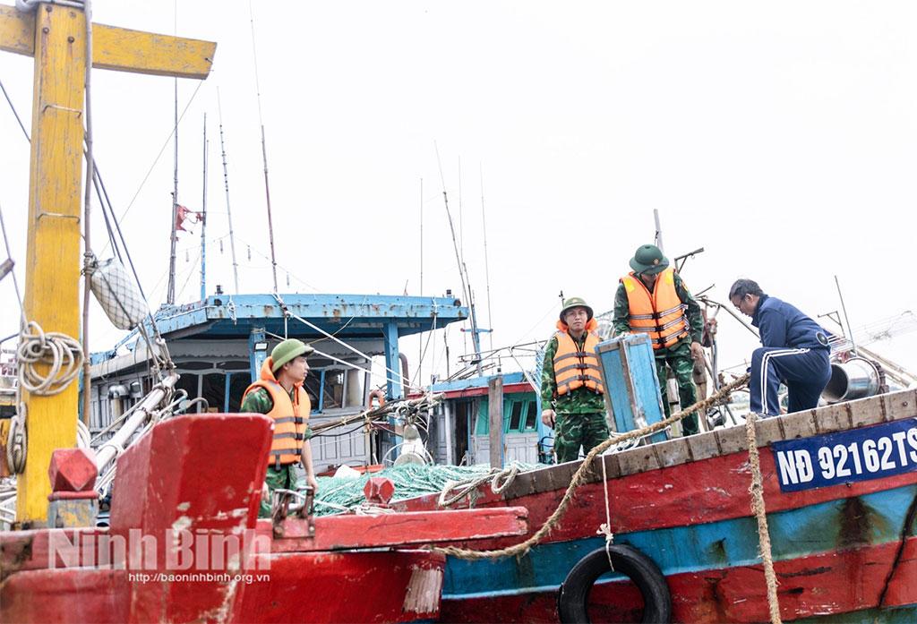 Cán bộ, chiến sỹ Ban Chỉ huy Bộ đội biên phòng tỉnh hỗ trợ ngư dân vào khu vực neo đậu tàu thuyền đảm bảo an toàn. Ảnh: Hoàng Tuấn