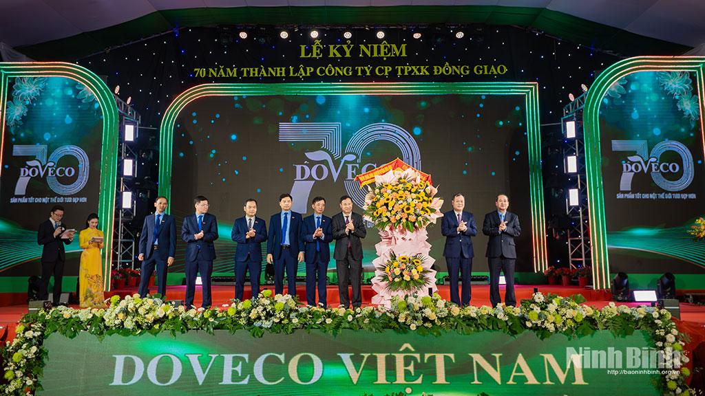 Thay mặt Tỉnh ủy, HĐND, UBND, Ủy ban MTTQ Việt Nam tỉnh, các đồng chí: Lê Quốc Chỉnh, Phó Bí thư Tỉnh ủy, Chủ tịch HĐND tỉnh; Mai Văn Tuất, Phó Bí thư Tỉnh ủy, Chủ tịch Ủy ban MTTQ Việt Nam tỉnh tặng lẵng hoa chúc mừng Công ty.