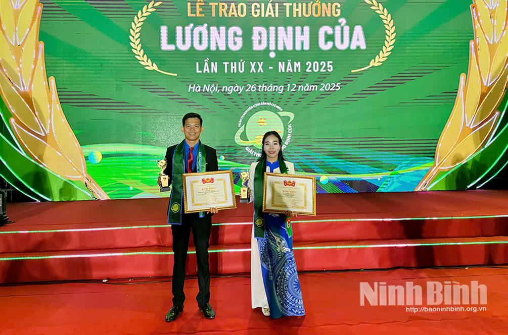 Chị Nguyễn Thị Thúy, Phó Giám đốc Công ty TNHH Cường Là (xã Hải Thịnh) và anh Bùi Văn Doanh, Giám đốc Hợp tác xã Sản xuất và Dịch vụ nông nghiệp Sen Hồng 18 (xã Giao Phúc), hai thanh niên tiêu biểu của tỉnh Ninh Bình, vinh dự nhận Giải thưởng Lương Định Của lần thứ XX, năm 2025.