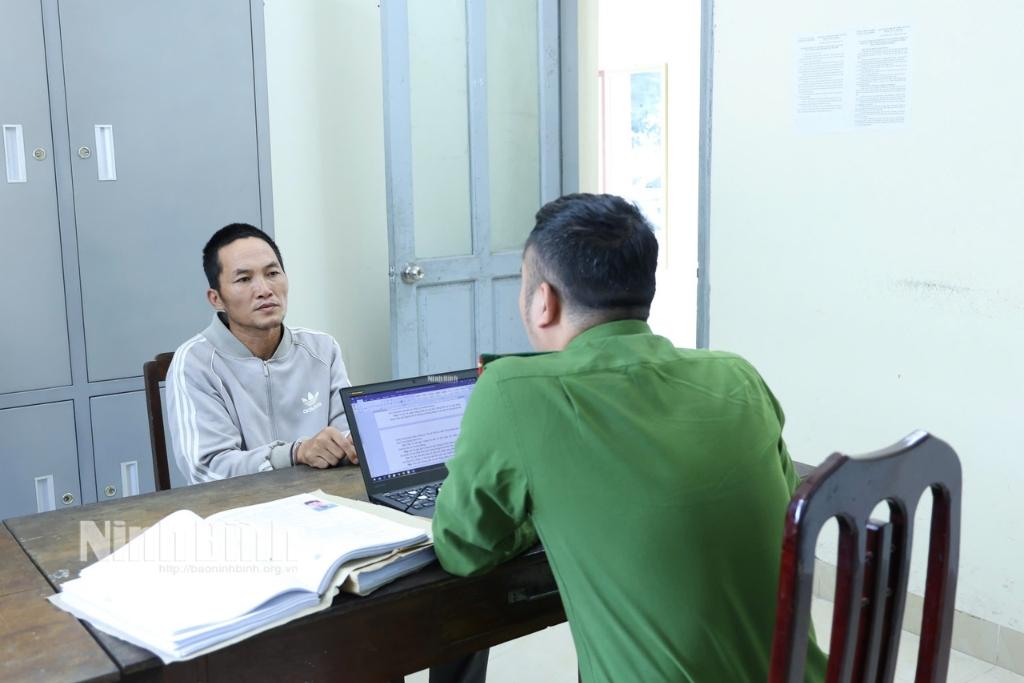 Điều tra viên lấy lời khai đối tượng Tạ Văn Duyên.