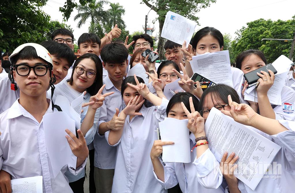 Thí sinh Ninh Bình phấn khởi sau khi kết thúc kỳ thi tốt nghiệp THPT 2025 (tại điểm thi THPT Đinh Tiên Hoàng).