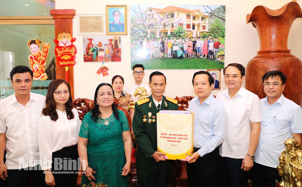Đồng chí Phạm Quang Ngọc, Phó Bí thư Tỉnh ủy, Chủ tịch UBND tỉnh thăm, tặng quà thương binh Bùi Văn Chiều, thôn Thượng, xã Vạn Thắng.