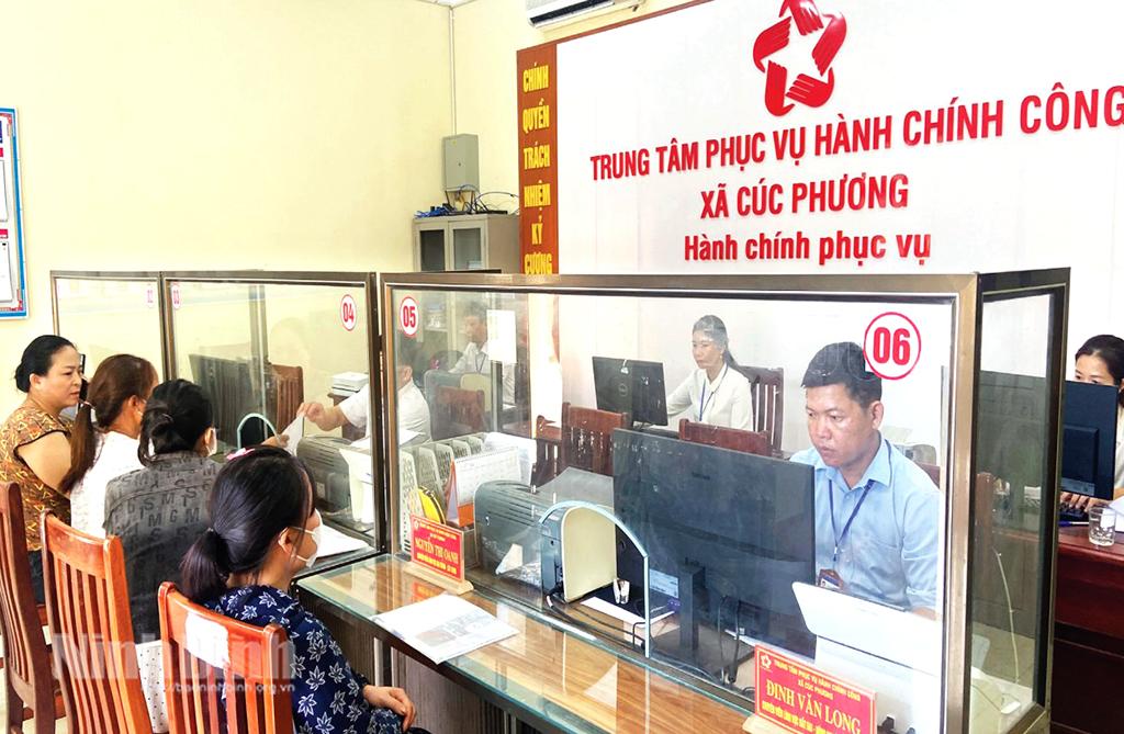 Công chức Trung tâm Phục vụ hành chính công xã Cúc Phương tích cực giải quyết thủ tục hành chính cho người dân.