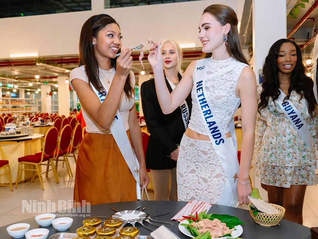 Nhiều người đẹp quốc tế bày tỏ ấn tượng khi thưởng thức món nem dê Ninh Bình.