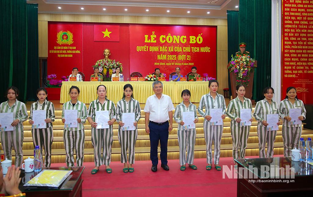 Đồng chí Cấn Đình Tài, Phó Chủ nhiệm Văn phòng Chủ tịch nước, Ủy viên Hội đồng Tư vấn đặc xá năm 2025 trao Giấy chứng nhận đặc xá cho đại diện phạm nhân được đặc xá năm 2025. Ảnh: Anh Tuấn