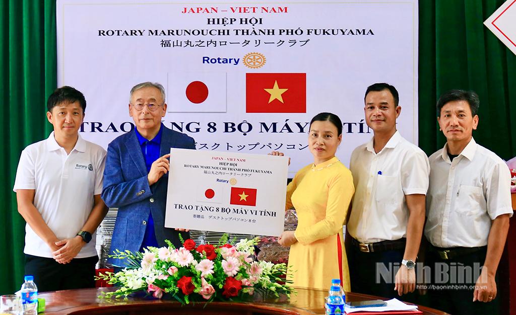 Đại diện Hiệp hội Doanh nghiệp Rotary Marunouchi tặng quà cho giáo viên, học sinh nhà trường.