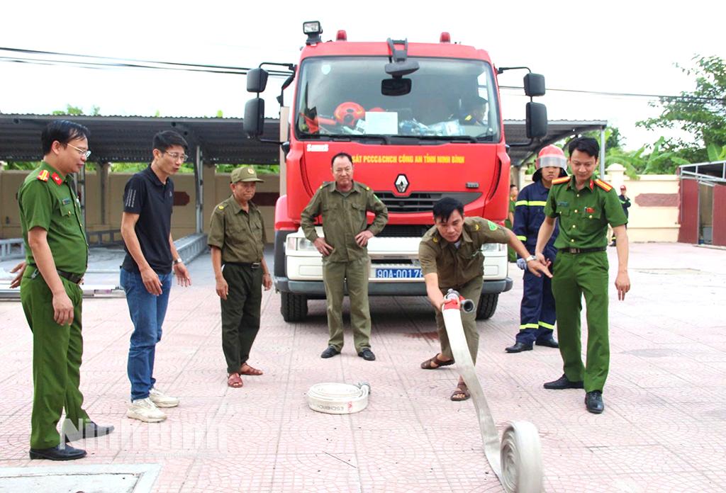 Cán bộ Phòng Cảnh sát PCCC và CNCH, Công an tỉnh hướng dẫn lực lượng bảo đảm ANTT ở cơ sở thực hành kỹ năng lăng vòi chữa cháy.