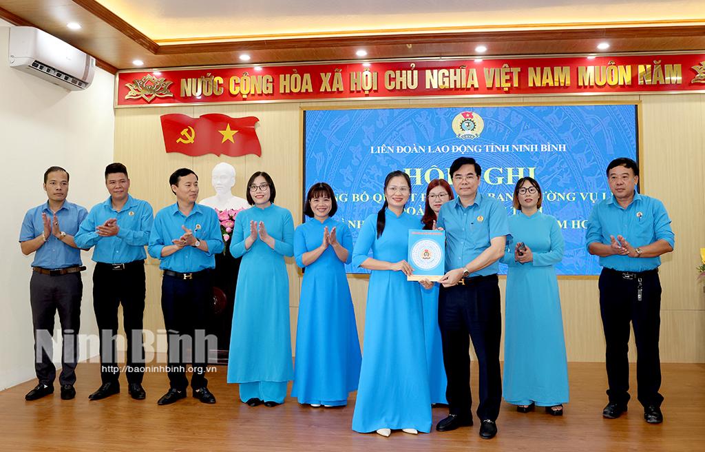 Đồng chí Chủ tịch LĐLĐ tỉnh trao Quyết định thành lập Công đoàn phường Nam Hoa Lư. Ảnh: Minh Quang
