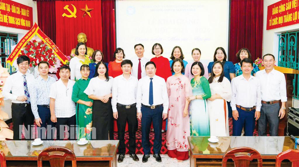 Đồng chí Nguyễn Tiến Dũng, Tỉnh ủy viên, Bí thư Đảng ủy, Giám đốc Sở Giáo dục và Đào tạo chúc mừng Trường THPT B Nguyễn Huệ nhân dịp năm học mới 2025-2026. Ảnh: CTV