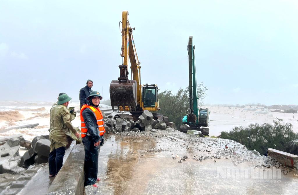 Khắc phục sự cố sập, sạt mái kè biển Thịnh Long III, xã Hải Thịnh. Ảnh: Ngọc Ánh