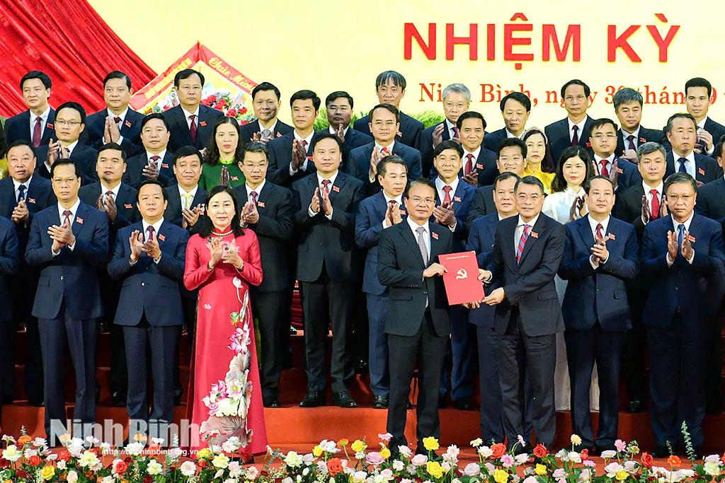 Đồng chí Lê Minh Hưng, Ủy viên Bộ Chính trị, Bí thư Trung ương Đảng, Trưởng Ban Tổ chức Trung ương trao Quyết định của Bộ Chính trị chỉ định đồng chí Đặng Xuân Phong, Ủy viên Trung ương Đảng, Bí thư Tỉnh ủy Phú Thọ giữ chức vụ Bí thư Tỉnh ủy Ninh Bình nhiệm kỳ 2025 - 2030. Ảnh: Trường Giang