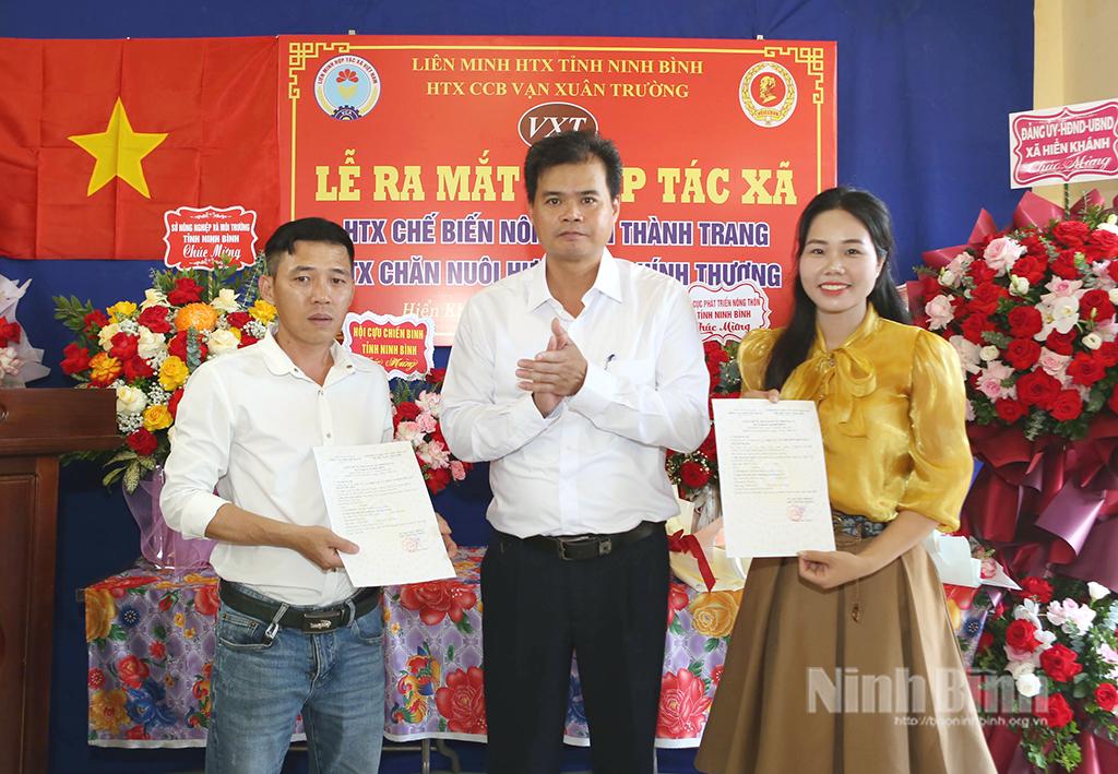 Lãnh đạo UBND xã Hiển Khánh trao Quyết định thành lập thành lập HTX Chế biến nông sản Thành Trang và HTX Chăn nuôi huơu sao Chính Thương.