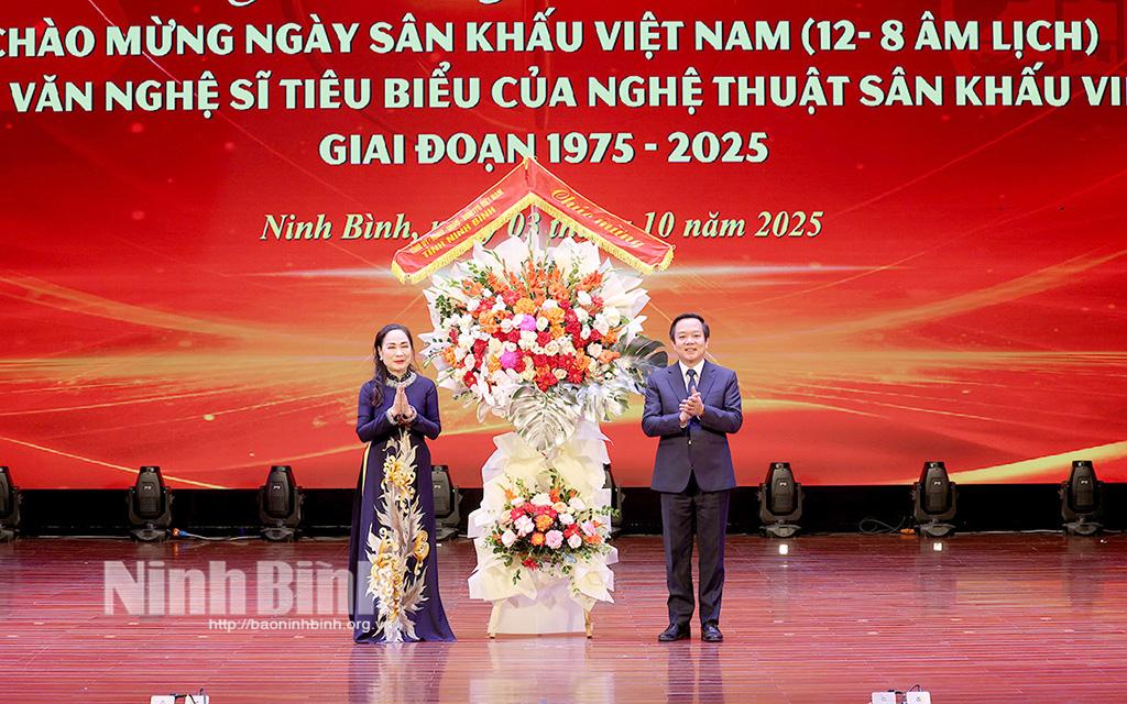 Đồng chí Phạm Quang Ngọc, Phó Bí thư Tỉnh ủy, Chủ tịch UBND tỉnh tặng hoa chúc mừng Hội Nghệ sĩ Sân khấu Việt Nam nhân Ngày Sân khấu Việt Nam.