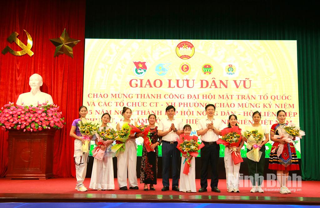 Đồng chí Nguyễn Hải Long, Tỉnh ủy viên, Phó Chủ tịch Ủy ban MTTQ Việt Nam tỉnh, Chủ tịch LĐLĐ tỉnh; Đinh Văn An, Tỉnh ủy viên, Bí thư Đảng ủy, Chủ tịch HĐND phường Lý Thường Kiệt tặng hoa chúc mừng các đội tham gia giao lưu dân vũ.