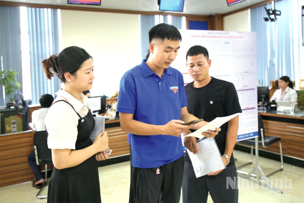 Đoàn viên thanh niên hỗ trợ người dân nộp hồ sơ trực tuyến tại Trung tâm Phục vụ hành chính công tỉnh.