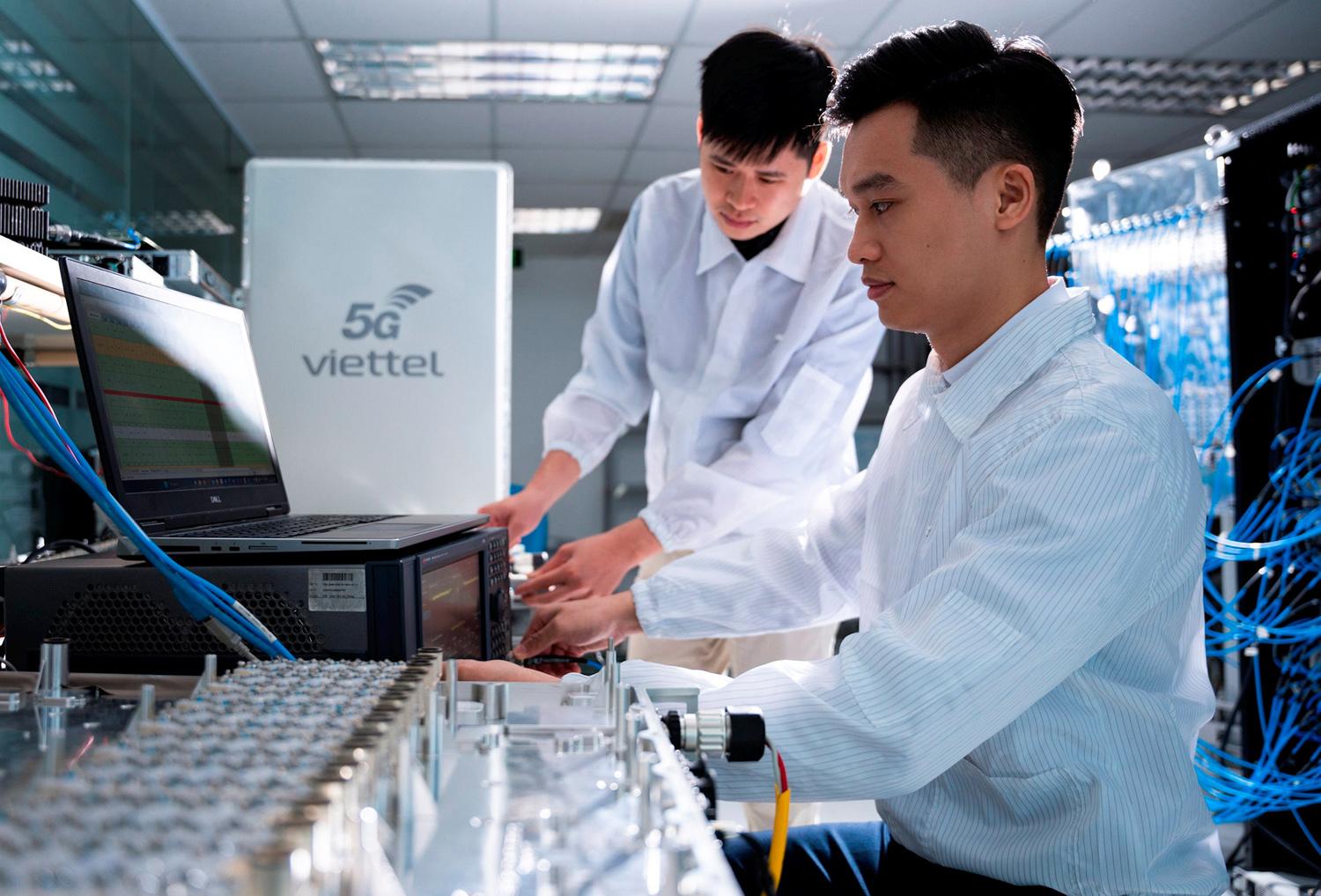 Trong bối cảnh Cách mạng công nghiệp lần thứ tư, trọng tâm là chuyển đổi số quốc gia, đang tác động trực tiếp đến đời sống chính trị, kinh tế - xã hội (Trong ảnh: Các kỹ sư của Tổng Công ty Công nghiệp công nghệ cao Viettel nghiên cứu, sản xuất thiết bị 5G). Nguồn: vietnamplus.vn