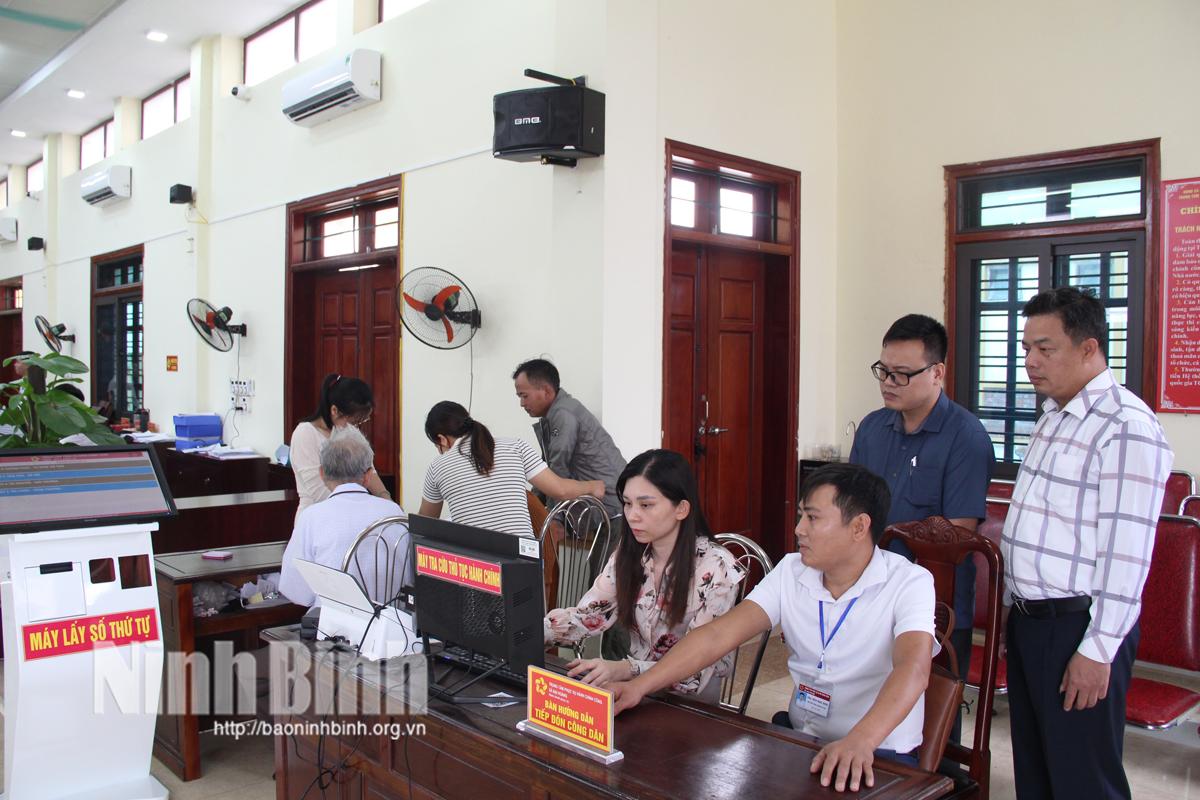 Đoàn công tác trực tiếp hướng dẫn nghiệp vụ chứng thực điện tử tại Trung tâm Phục vụ hành chính công xã Đại Hoàng.