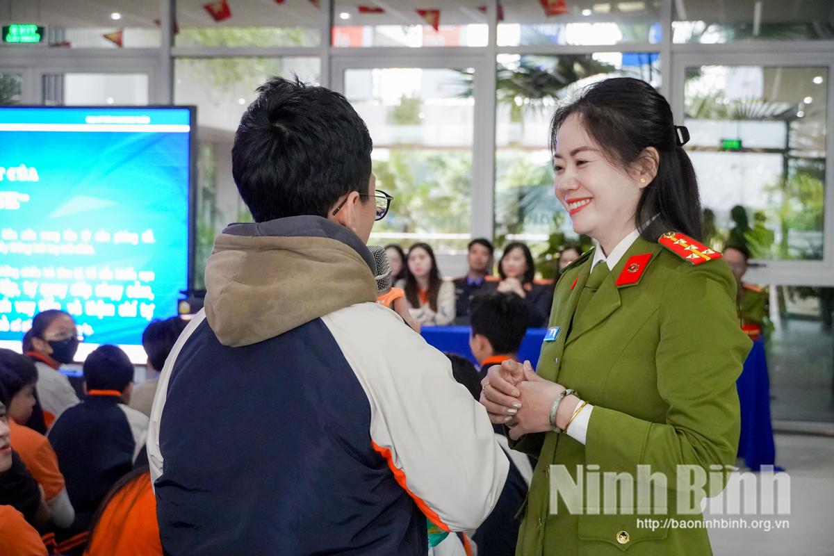 Cán bộ Công an phường Hà Nam giao lưu hỏi - đáp với các em học sinh Trường Tiểu học, THCS và THPT FPT Hà Nam về kỹ năng an toàn trên không gian mạng